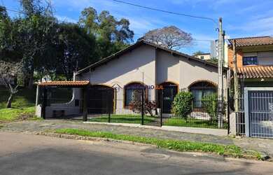 Imagem: A casa possui 3 Dormitórios, 3 Banheiros, 3 Vagas na garagem