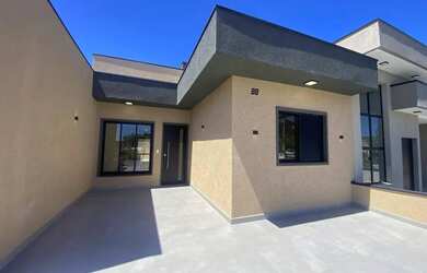 Imagem: A casa possui 3 Dormitórios, 2 Banheiros, 3 Vagas na garagem