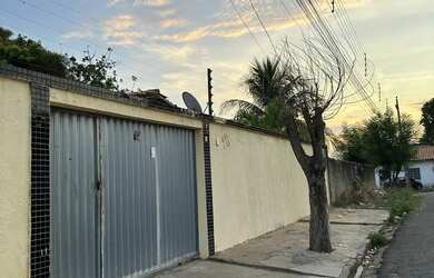 Imagem: A casa possui 4 Dormitórios, 4 Banheiros e 4 Vagas na garagem