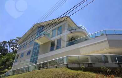 Imagem: A casa em condomínio possui 4 Dormitórios, 5 Banheiros, 2