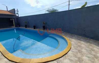 Imagem: A casa possui 2 Dormitórios, 3 Banheiros, 2 Vagas na garagem