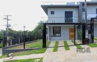 Imagem: A casa possui 3 Dormitórios, 3 Banheiros, 2 Vagas na garagem