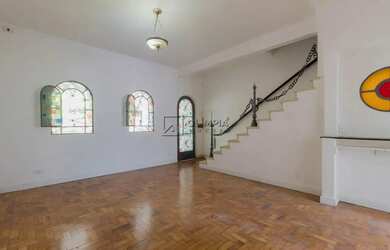 Imagem: A casa possui 3 Dormitórios, 4 Banheiros, 2 Vagas na garagem