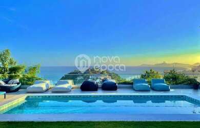 Imagem: A casa possui 5 Dormitórios, 5 Banheiros, 2 Vagas na garagem