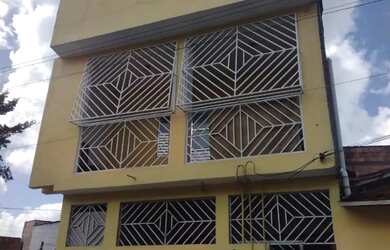 Imagem: A casa possui 5 Dormitórios, 3 Banheiros, 120m² de Área e