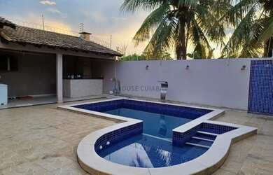 Imagem: A casa possui 3 Dormitórios, 3 Banheiros, 2 Vagas na garagem