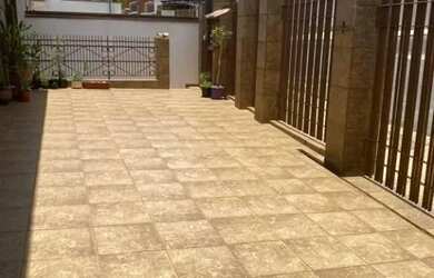 Imagem: A casa possui 2 Dormitórios, 1 Banheiro, 2 Vagas na garagem