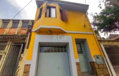 Imagem: A casa possui 3 Dormitórios, 3 Banheiros, 2 Vagas na garagem