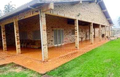 Imagem: A casa possui 3 Dormitórios, 2 Banheiros, 720m² de Área e