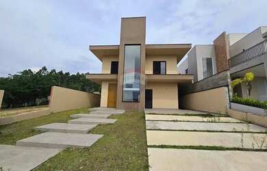 Imagem: A casa possui 4 Dormitórios, 5 Banheiros, 263m² de Área e