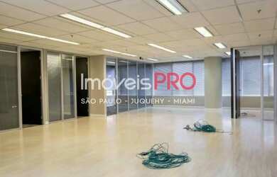 Imagem: O depósito possui 5 Vagas na garagem e 311m² de Área e está