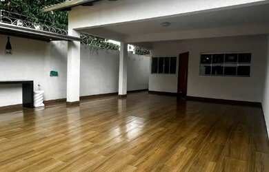 Imagem: A casa para alugar possui 3 Dormitórios, 2 Banheiros e 4 Vagas