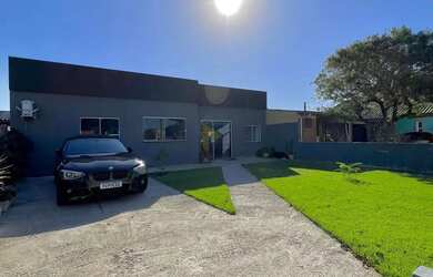 Imagem: A casa possui 3 Dormitórios, 1 Banheiro, 2 Vagas na garagem