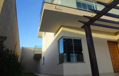 Imagem: A casa possui 2 Dormitórios, 3 Banheiros, 2 Vagas na garagem