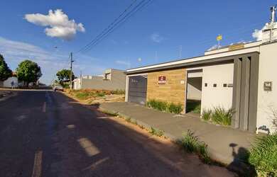 Imagem: A casa possui 3 Dormitórios, 2 Banheiros, 2 Vagas na garagem