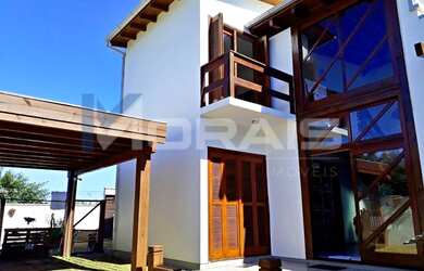 Imagem: A casa possui 2 Dormitórios, 2 Banheiros, 3 Vagas na garagem