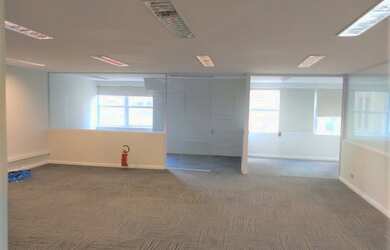 Imagem: O depósito possui 1 Vaga na garagem, 140m² de Área e está