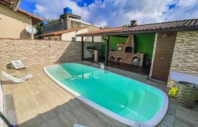 Imagem: A casa possui 2 Dormitórios, 2 Banheiros, 3 Vagas na garagem