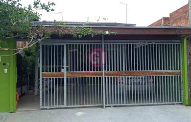 Imagem: A casa possui 3 Dormitórios, 2 Banheiros, 2 Vagas na garagem