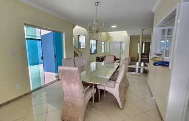 Imagem: A casa em condomínio possui 4 Dormitórios, 5 Banheiros, 3