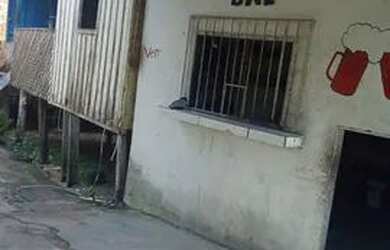 Imagem: A casa possui 3 Dormitórios, 1 Banheiro, 2 Vagas na garagem