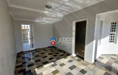 Imagem: A casa possui 3 Dormitórios, 3 Banheiros, 3 Vagas na garagem