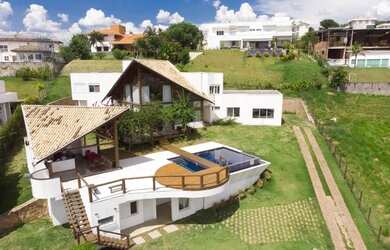 Imagem: A casa em condomínio possui 5 Dormitórios, 5 Banheiros, 5