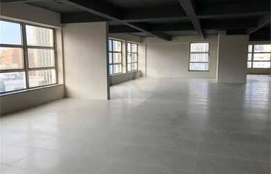 Imagem: O depósito possui 5 Vagas na garagem, 464m² de Área e está