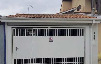 Imagem: A casa possui 2 Dormitórios, 2 Banheiros, 2 Vagas na garagem