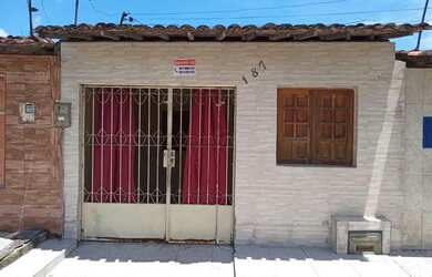 Imagem: A casa possui 2 Dormitórios, 2 Banheiros, 1 Vaga na garagem