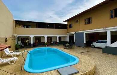 Imagem: A casa possui 4 Dormitórios, 3 Banheiros, 4 Vagas na garagem