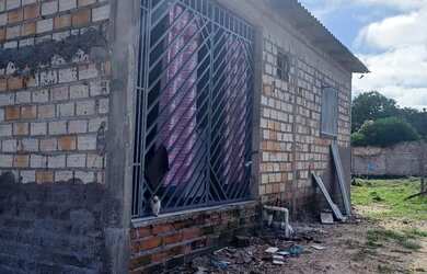 Imagem: A casa possui 1 Dormitório, 1 Banheiro, 1 Vaga na garagem