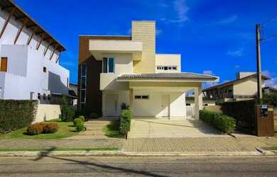 Imagem: A casa possui 4 Dormitórios, 5 Banheiros, 4 Vagas na garagem