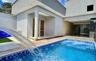 Imagem: A casa possui 3 Dormitórios, 1 Banheiro, 2 Vagas na garagem