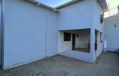 Imagem: A casa possui 2 Dormitórios, 1 Banheiro, 2 Vagas na garagem