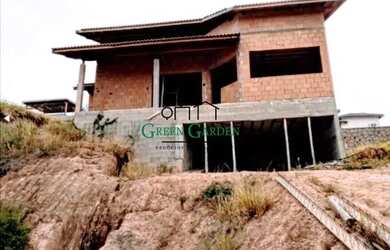 Imagem: A casa possui 3 Dormitórios, 3 Banheiros, 5 Vagas na garagem