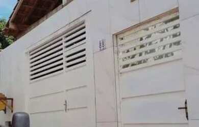 Imagem: A casa possui 2 Dormitórios, 2 Banheiros, 2 Vagas na garagem