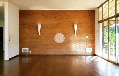 Imagem: A casa possui 4 Dormitórios, 5 Banheiros, 4 Vagas na garagem