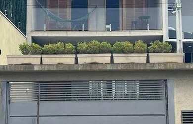 Imagem: A casa possui 3 Dormitórios, 2 Banheiros, 2 Vagas na garagem