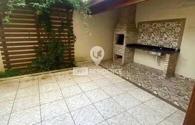 Imagem: A casa possui 3 Dormitórios, 2 Banheiros, 2 Vagas na garagem