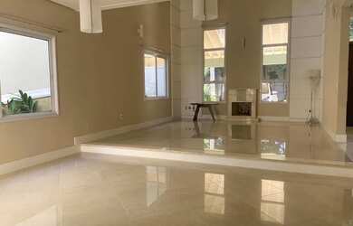 Imagem: A casa possui 3 Dormitórios, 2 Banheiros, 4 Vagas na garagem