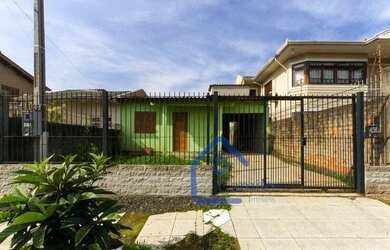 Imagem: A casa possui 2 Dormitórios, 1 Banheiro, 2 Vagas na garagem