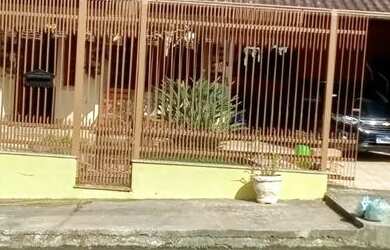 Imagem: A casa possui 3 Dormitórios, 2 Banheiros, 2 Vagas na garagem