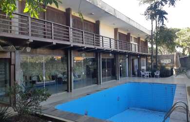 Imagem: A casa possui 4 Dormitórios, 5 Banheiros, 4 Vagas na garagem