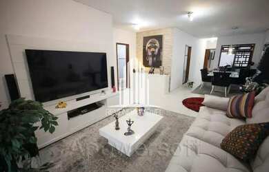 Imagem: A casa possui 3 Dormitórios, 3 Banheiros, 2 Vagas na garagem