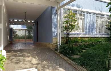 Imagem: A casa possui 3 Dormitórios, 3 Banheiros, 2 Vagas na garagem