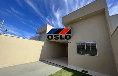 Imagem: A casa possui 3 Dormitórios, 2 Banheiros, 2 Vagas na garagem