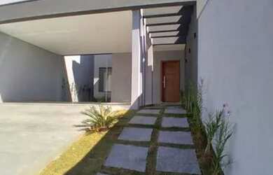 Imagem: A casa possui 3 Dormitórios, 3 Banheiros, 4 Vagas na garagem