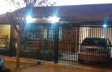 Imagem: A casa possui 3 Dormitórios, 3 Banheiros, 3 Vagas na garagem