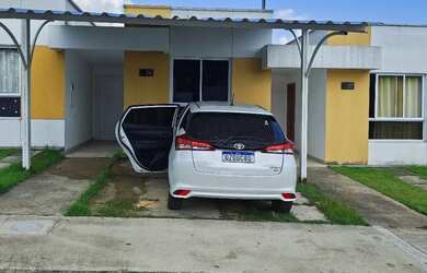 Imagem: A casa possui 2 Dormitórios, 2 Banheiros, 2 Vagas na garagem